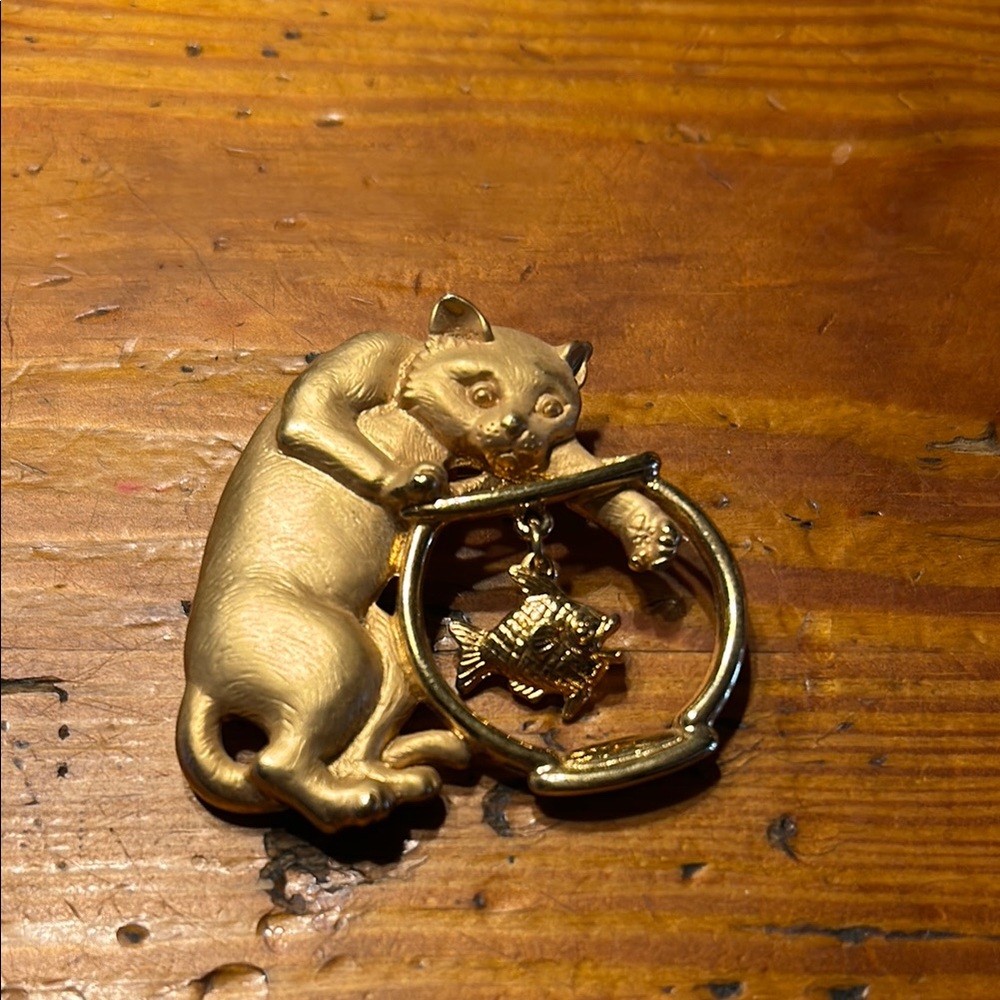 JJ Gold Cat and Fishbowl Brooch - Picture 3 of 3